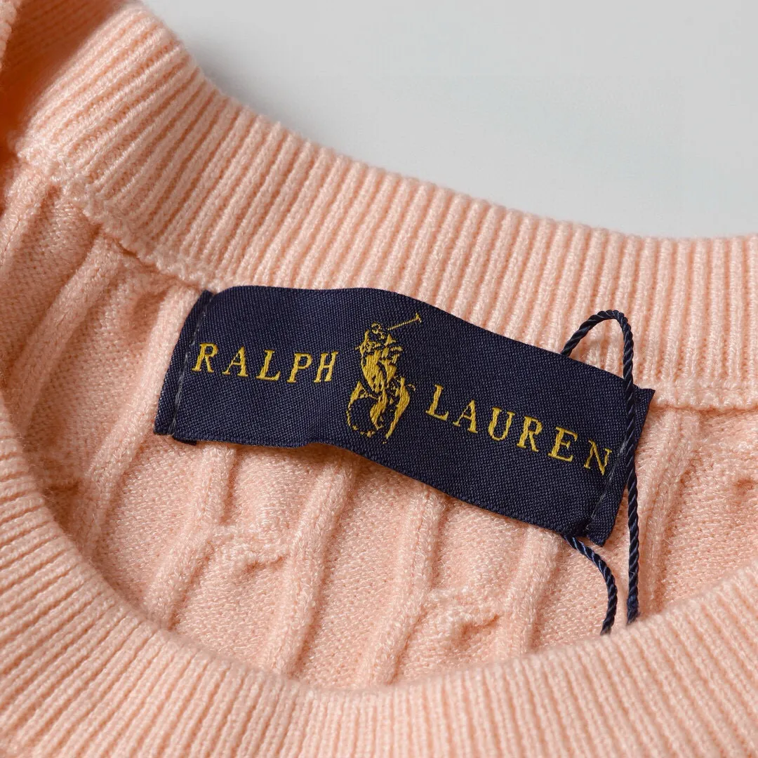 P186 Style No.: 601 -Ralph Lauren RL classic war horse logo embroidered pullover long-sleeved sweater on the chest -The item is made of custom-dyed and custom-spun yarn, purchased from the original version. A full set of customized accessories. Details determine success or failure. Heavy new autumn and winter product. High weight. Soft and delicate. The upper body effect is very nice. Loose fit. Women's model. -Color: white, gray, navy blue, red, khaki, blue, pink. -Sizes: S / M/ Ｌ S size 80-100 jins, M size 100-120 jins, Large size 120-135 jins